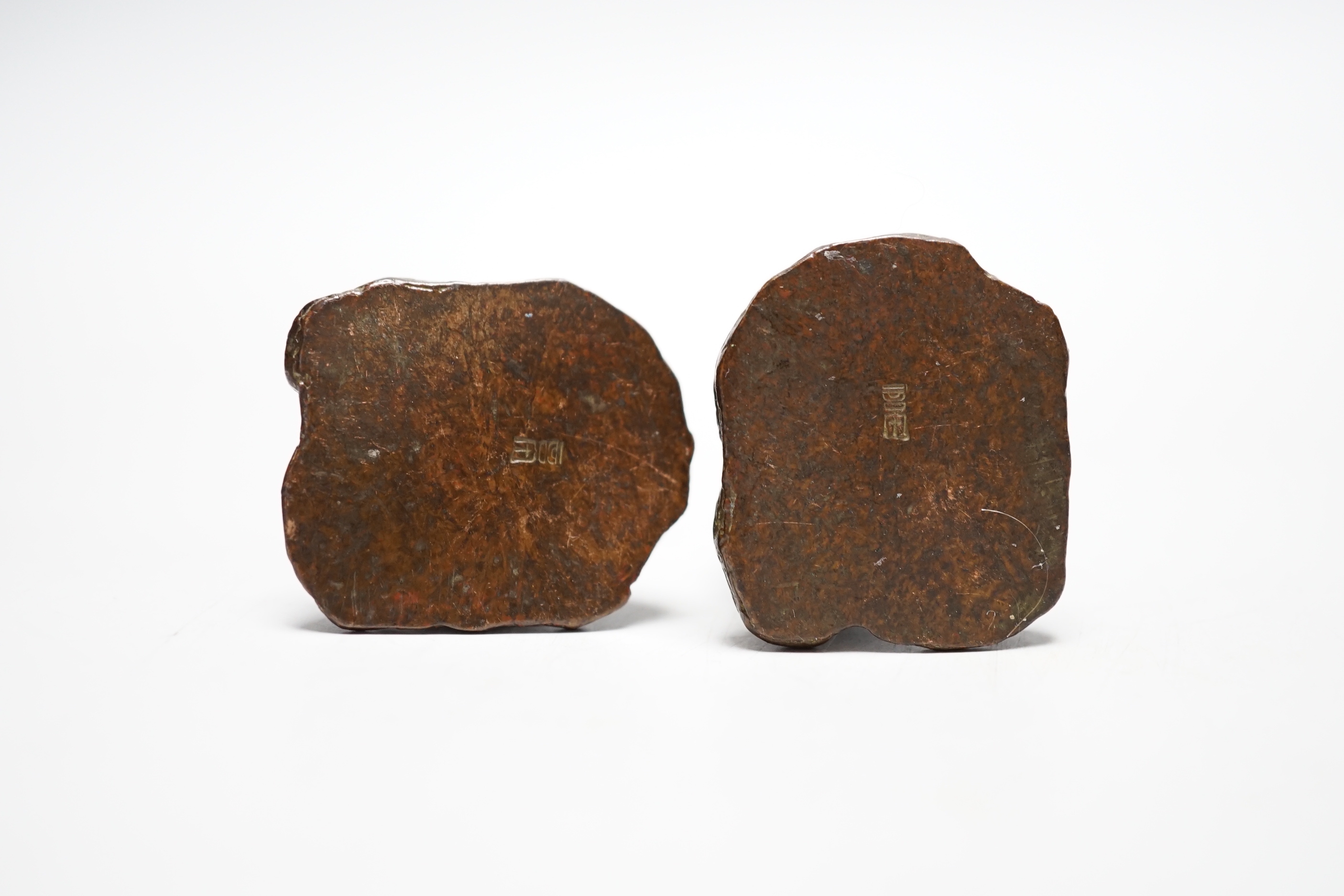 A pair of Chinese bronze models of penguins, 5cm